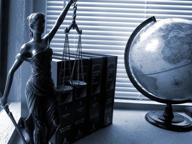 Symbole de la justice trouver un bon avocat