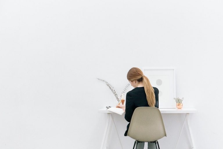 femme adepte du vivre minimaliste