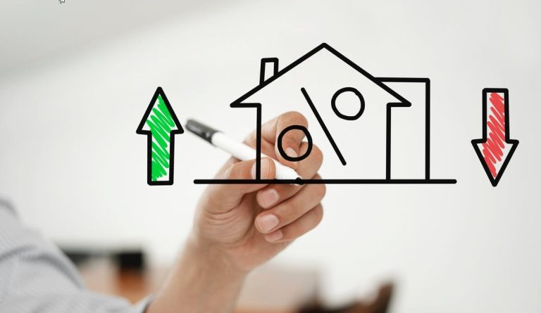 personne qui dessine au feutre une maison et des pourcentages