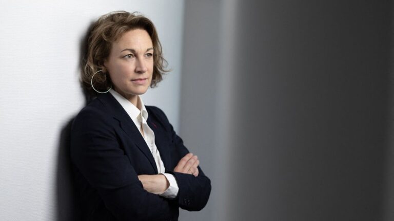 Marylise Léon après avoir reçu son salaire