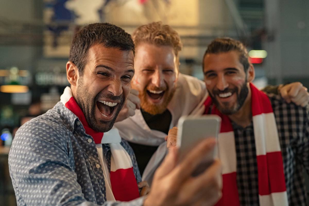 jeunes hommes heureux