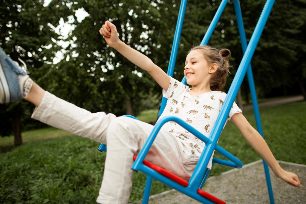 enfant sur balançoire