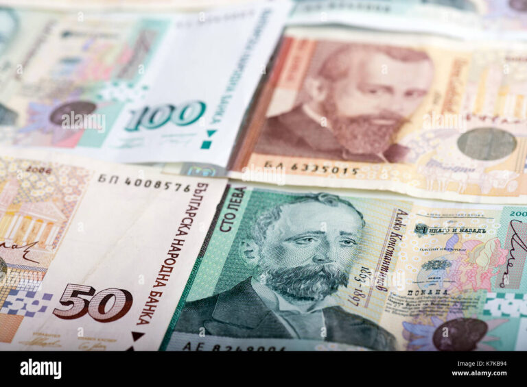 Close-up sur des billets de Lev bulgares, incluant les coupures de 50 et 100 Lev.