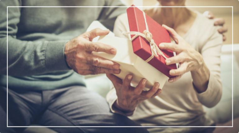 Personnes âgées discutant de leurs finances pour des donations après 70 ans