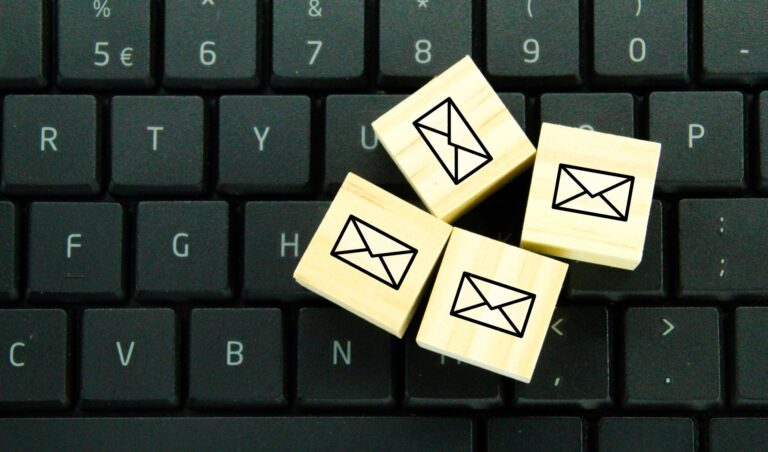Icône d'email sur un cube en bois symbolisant la gestion d'emails via Webmail44