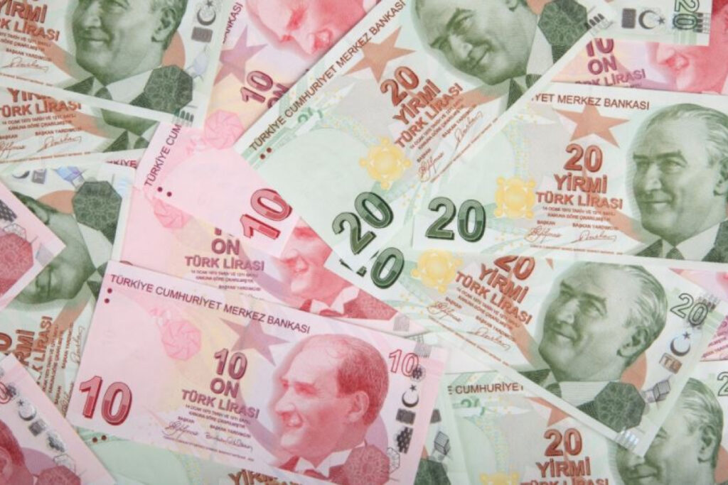 Billets de banque en livres turques étalés, symbolisant la monnaie turque