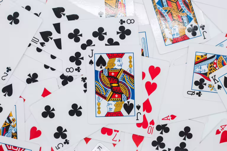 Les cartes avec les couleurs actuelles ont été introduites à partir de la seconde moitié du 15ème siècle.