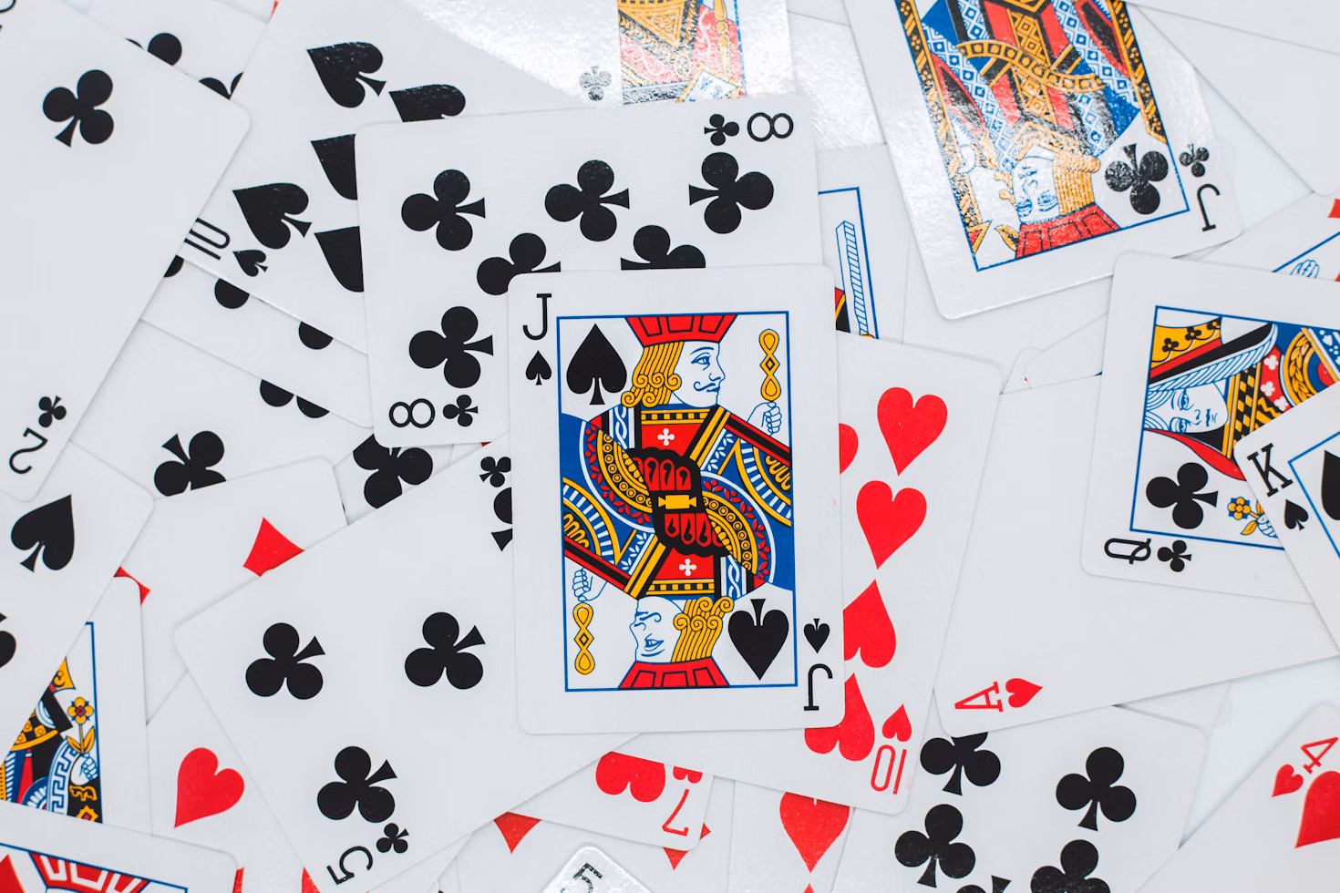 Les cartes avec les couleurs actuelles ont été introduites à partir de la seconde moitié du 15ème siècle.