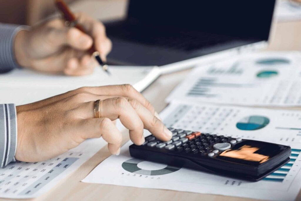Illustration du calcul de 24000 euros brut en net avec mise en avant des charges et du salaire net perçu