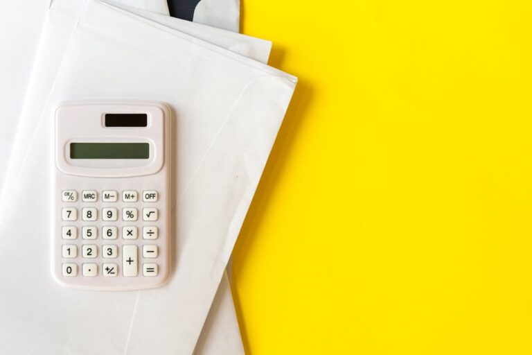 Illustration d'un calcul de salaire brut en net sur un ordinateur