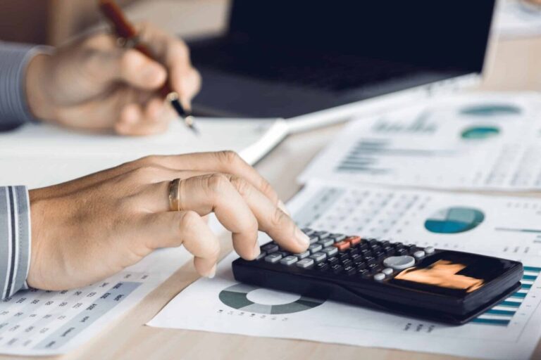 Illustration du calcul entre salaire brut et net avec outils financiers