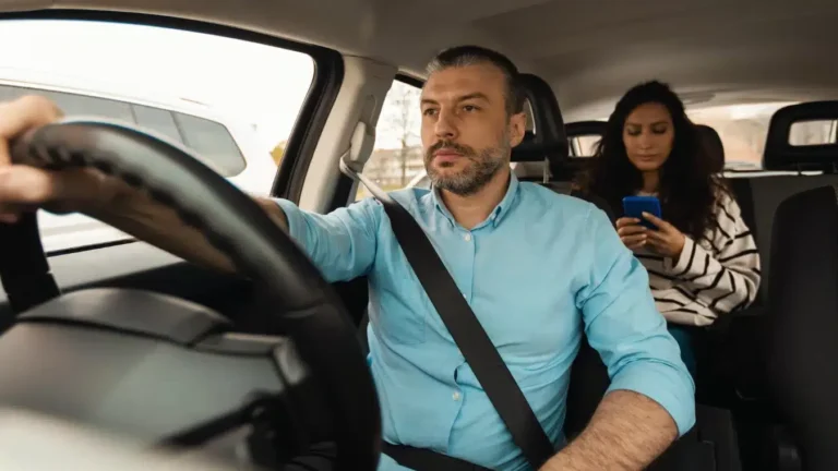 Chauffeur VTC au volant analysant ses revenus mensuels en France