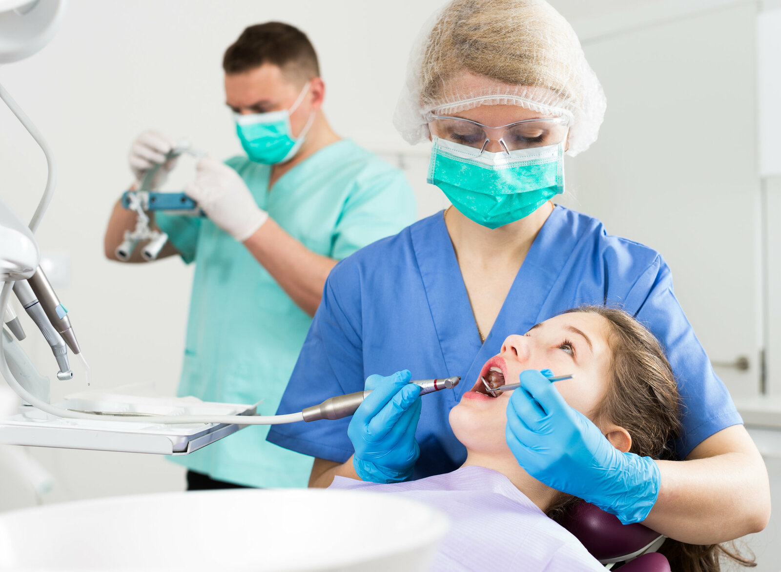 dentiste débutant consultant un patient en France