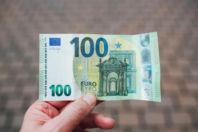 Illustration d’un billet d’euro pour représenter la conversion de 500 euros brut en net