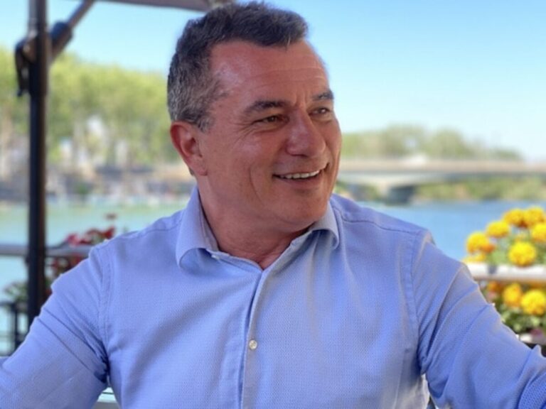 Portrait officiel de Gilles d'Ettore, maire d'Agde, illustrant son rôle dans la commune