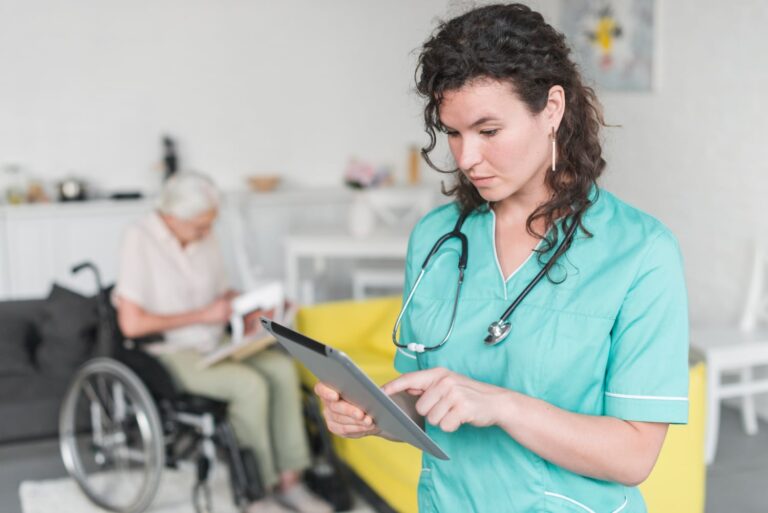 Infirmière consultant la grille des salaires de la convention 66 en 2025