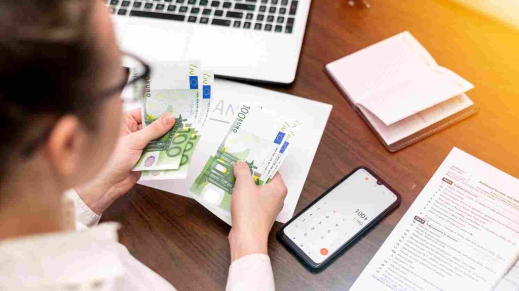 Illustration du passage d'un salaire brut à net avec calculs financiers