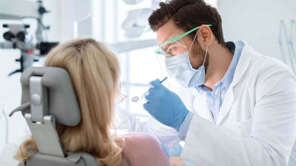 Jeune dentiste débutant examinant une patiente dans un cabinet moderne en France