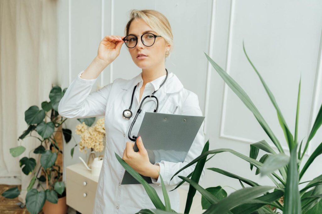 Infirmière en uniforme évaluant son salaire au Luxembourg avec un graphique en arrière-plan