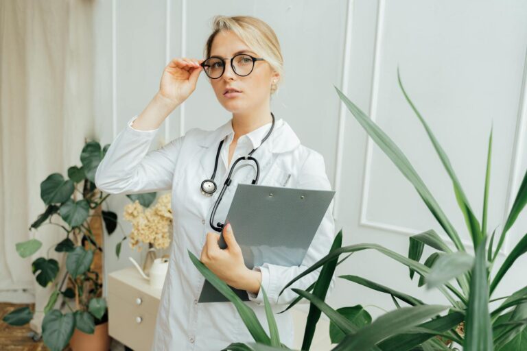 Infirmière en uniforme évaluant son salaire au Luxembourg avec un graphique en arrière-plan