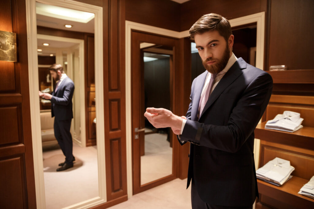 Homme en costume dans un hôtel de luxe illustrant les salaires prestigieux du marketing haut de gamme en 2024