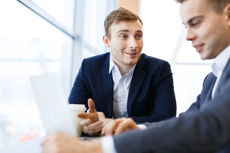 Technico-commercial présentant ses résultats de vente lors d'une réunion professionnelle