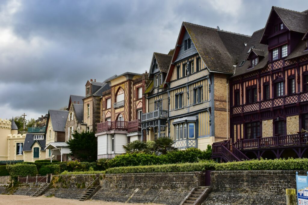 A row of houses on a cloudy day