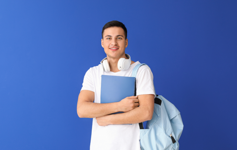 Étudiant optant pour une rentrée décalée en école de commerce