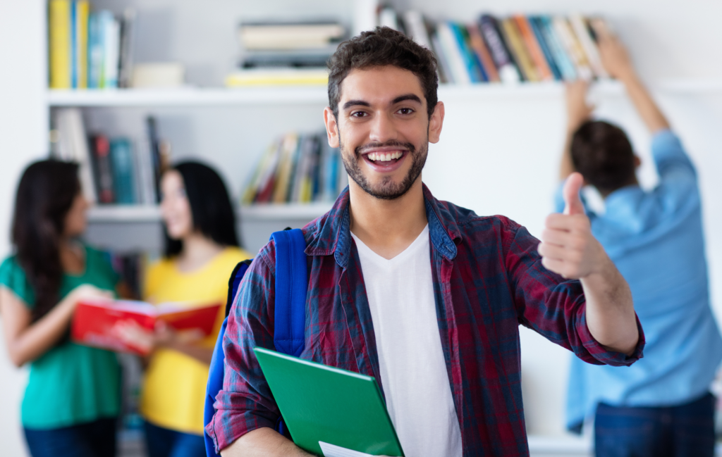 Étudiant optant pour une rentrée décalée en école de commerce